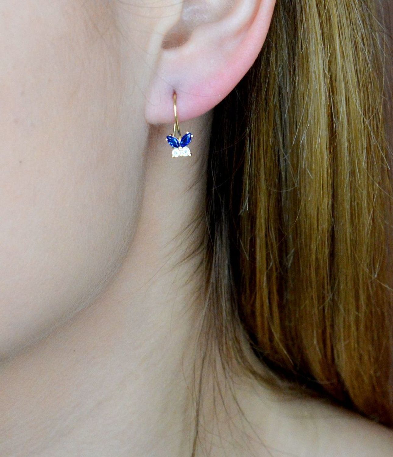 Złote kolczyki 375 motylki z niebieską cyrkonią KL 6773C 375. Złote kolczyki wykonane z najwyższej jakości żółtego złota, próba 375, waga około 0,68 gram. Kolczyki w minimalistycznym stylu, wpisujące się w obecne trendy modowe. Ideal.jpg